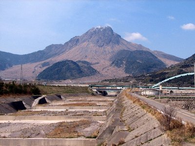 Wikimedia Commons：Fugendake 01 Volcano and flow channels.JPG